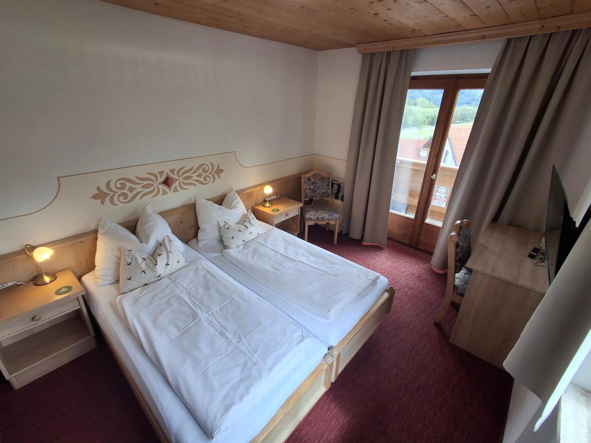Doppel-/Zweibettzimmer mit Balkon